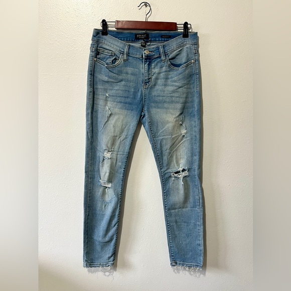 Judy Blue Light Wash Skinny Fit Distressed Jean - 11/30 - Picture 7 of 14